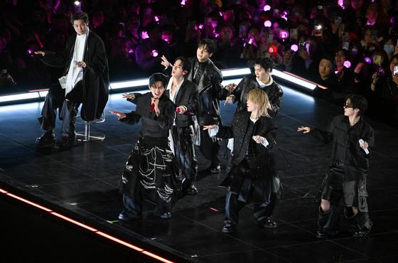 광화문 BTS 컴백 공연 '성황'…통행 불편·과잉 동원 지적도