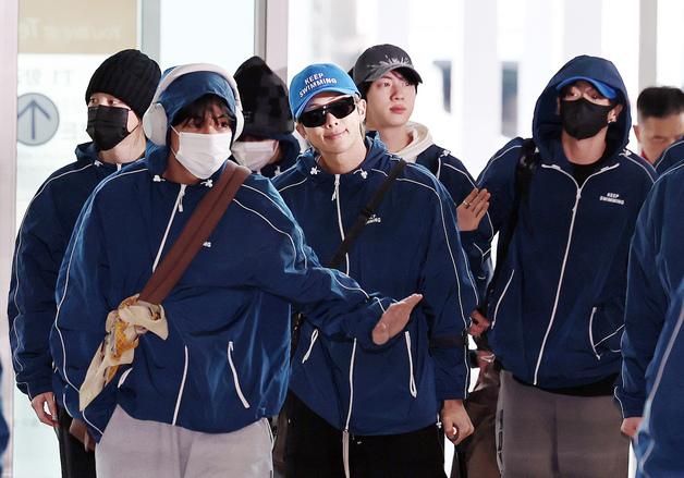 [뉴스1 PICK]광화문광장 컴백 공연 마친 BTS, 미국으로 출국