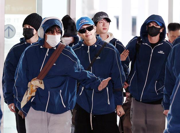 [뉴스1 PICK]광화문광장 컴백 공연 마친 BTS, 미국으로 출국