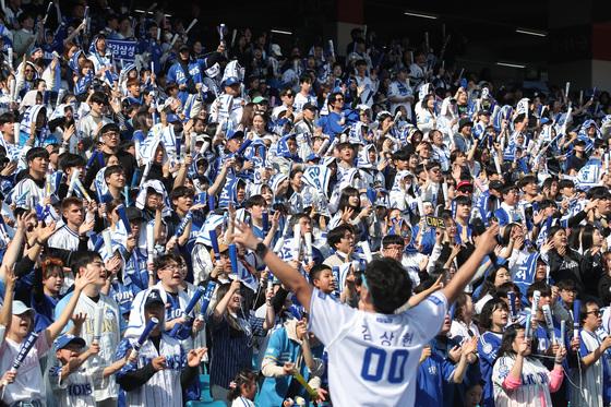 프로야구 시범경기 일일 최다 관중, 하루 만에 또 경신 '8만3584명'