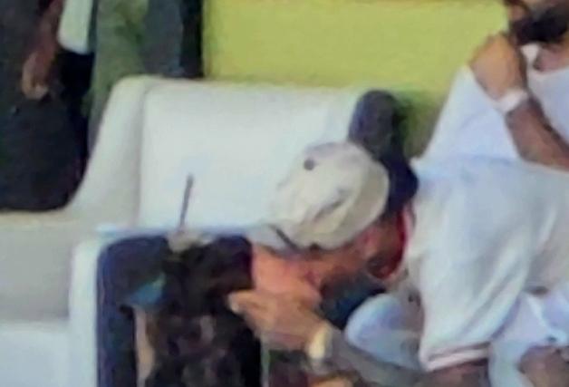 저스틴 비버, 풋볼 경기 관람 중 ♥헤일리에 키스 [N해외연예]