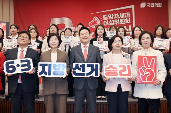 오차내 지지율 두달새 더블…국힘 '절윤·징계·공천' 점입가경