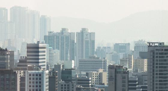 중국발 먼지 유입에 전국 대기질 '최악'…한낮 25도까지