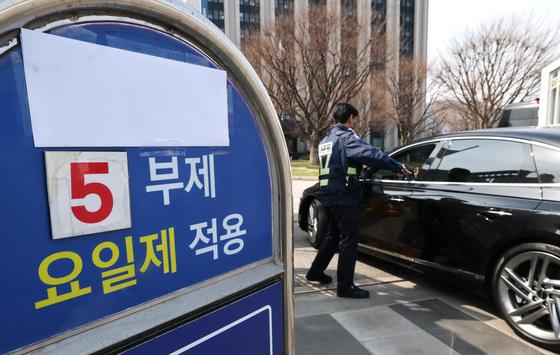 [뉴스1 PICK]정부, 공공기관 차량 5부제 의무화…에너지 위기 경보 ‘주의’