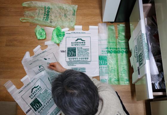 "종량제봉투 사려면 물건부터 사라"…대구서 '끼워팔기' 논란