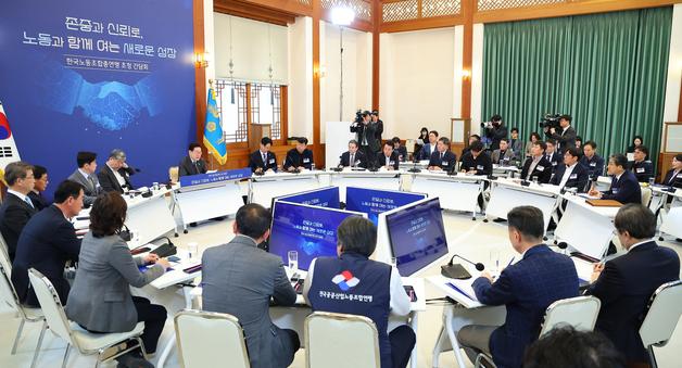 李, 한국노총 만나 "양극화 해소"…주4일제·정년연장 논의