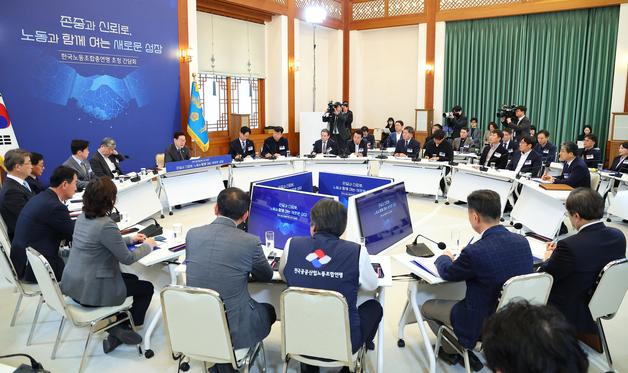 李, 한국노총 만나 "양극화 해소"…주4일제·정년연장 논의