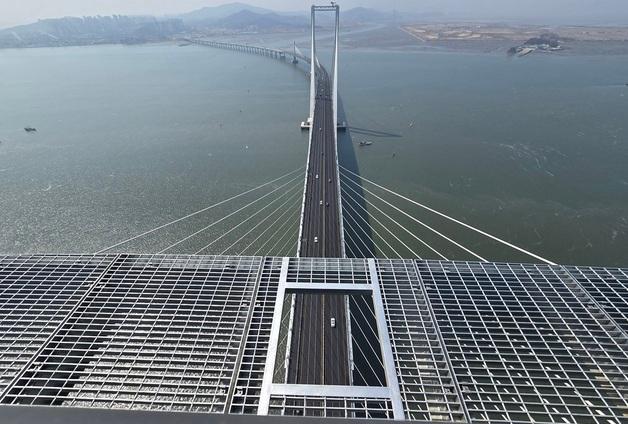 "전신이 찌릿"…184m 상공, 발밑이 뚫린 '엣지워크' 걷는 짜릿함 