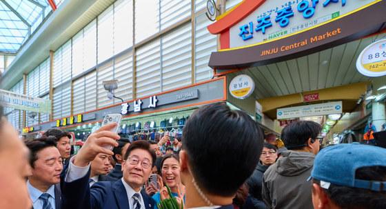 李, 진주중앙시장 방문…"빈말 아니라 호떡 진짜 맛있다"
