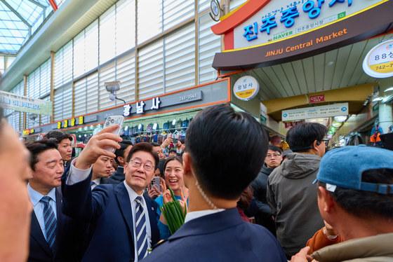 李, 진주중앙시장 방문…"빈말 아니라 호떡 진짜 맛있다"