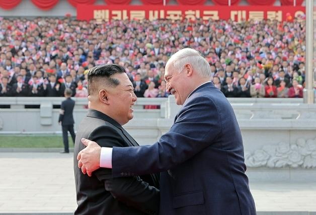 김정은, 방북 루카센코 극진 환대…김일성광장서 환영식