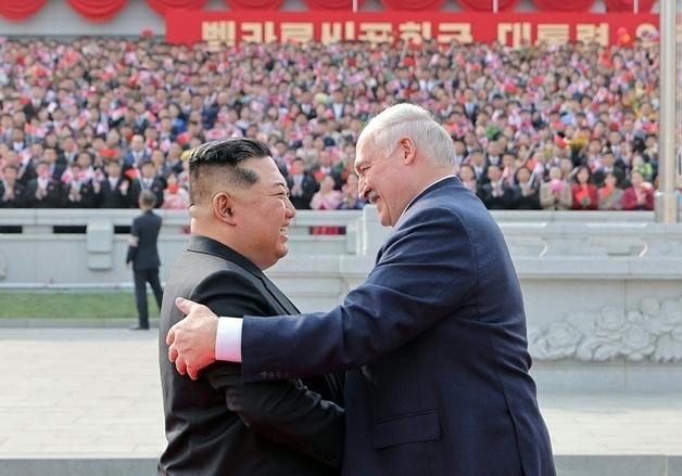 김정은, 방북 루카센코 극진 환대…김일성광장서 환영식