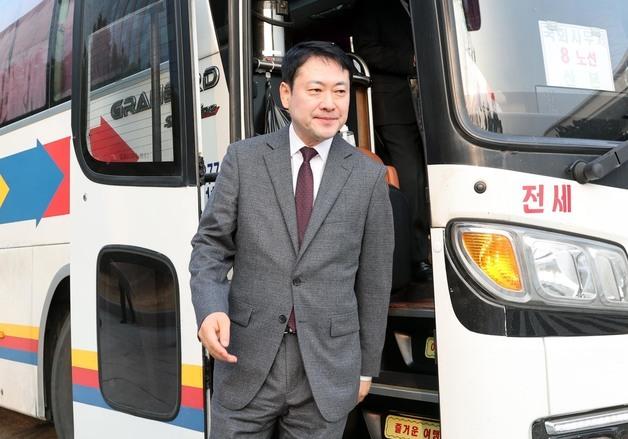 [뉴스1 PICK]장동혁, '차량5부제 시행'... 통근버스 타고 출근
