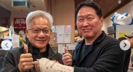 최태원 깁스에 젠슨 황 사인…"쾌차 기원" 거물들 이름 빼곡