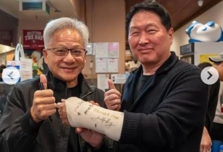 최태원 깁스에 젠슨 황 사인…"쾌차 기원" 거물들 이름 빼곡