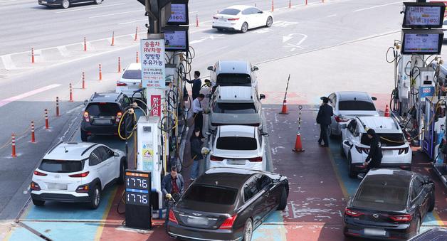 2차 석유최고가 210원씩 인상…기름값 다시 2000원대로