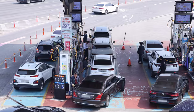 2차 석유최고가 210원씩 인상…기름값 다시 2000원대로