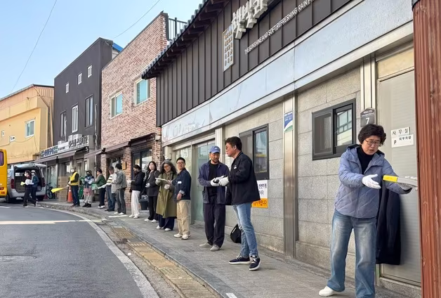 "영차 영차, 책방 이전작전"…인천 배다리서 시민 150명 '인간띠 이사'