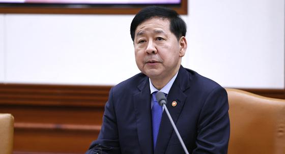 구윤철 "유가 120~130달러 되면 민간 차량도 5부제 검토"