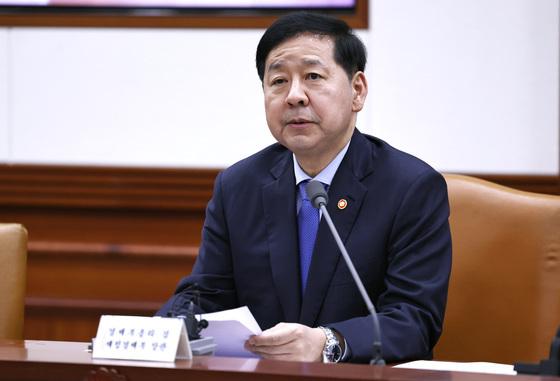 구윤철 "유가 120~130달러 되면 민간 차량도 5부제 검토"