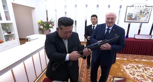 "군인에게는 필요"…벨라루스 대통령, 김정은에 소총 선물