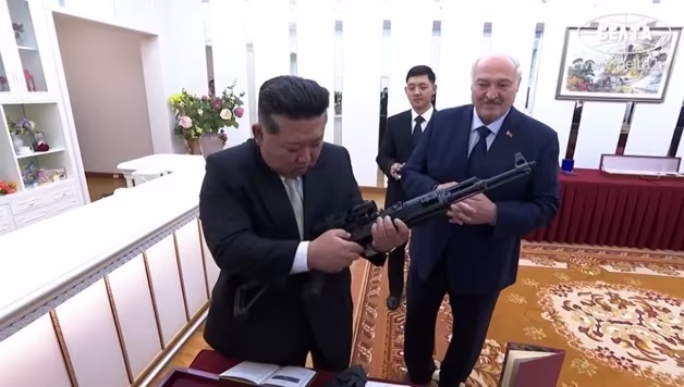 "군인에게는 필요"…벨라루스 대통령, 김정은에 소총 선물