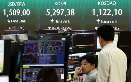 [뉴스1 PICK]코스피, ‘금리·터보퀀트·전쟁’ 트리플 악재에 2.9% 하락 출발