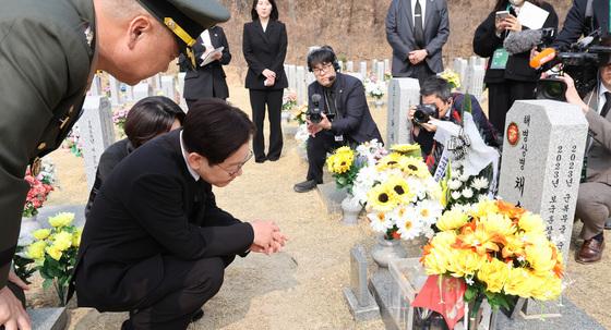 채상병 묘역 찾은 李 "그래도 많은게 제자리 찾아 다행"