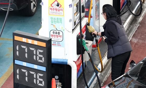 정부 "2차 최고가 직후 가격 폭등 주유소 책임…엄정 대응"