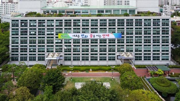 "야간에도 주소 식별 가능"…부산 연제구, 축광형 건물번호판 설치