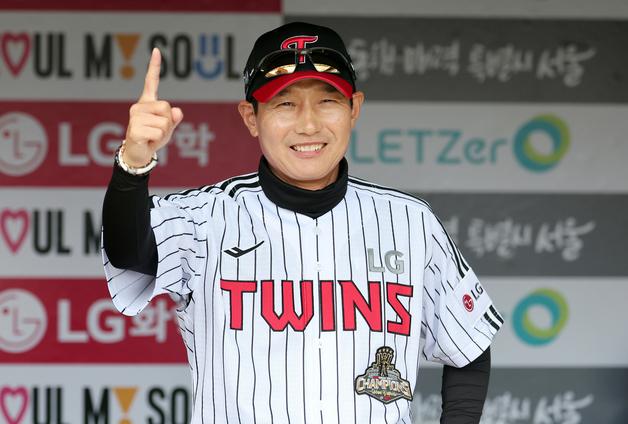 개막 4경기 만에 '승장' 된 염경엽 감독 "첫 승리, 오래 걸렸다"