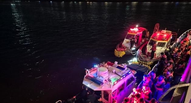 반포대교 유람선 좌초…1시간 만에 승객 359명 전원 구조