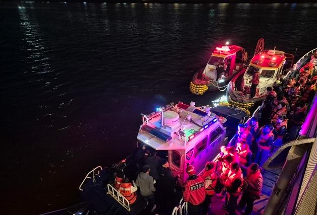 반포대교 유람선 좌초…1시간 만에 승객 359명 전원 구조