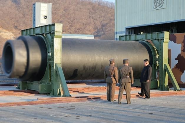 北, ICBM용 대출력 고체연료 엔진 분출 시험 진행…"최강의 전략 군사력"