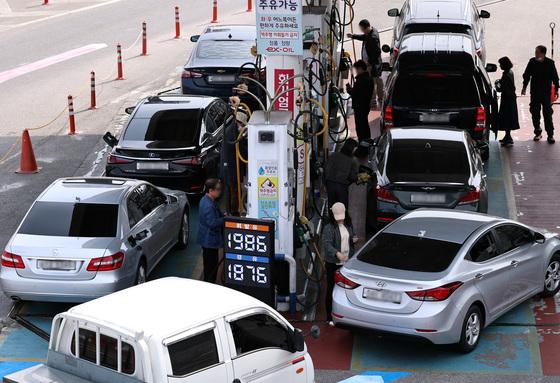 "가득 대신 '조금만'"…서울 휘발유 가격 1900원 돌파에 부담↑