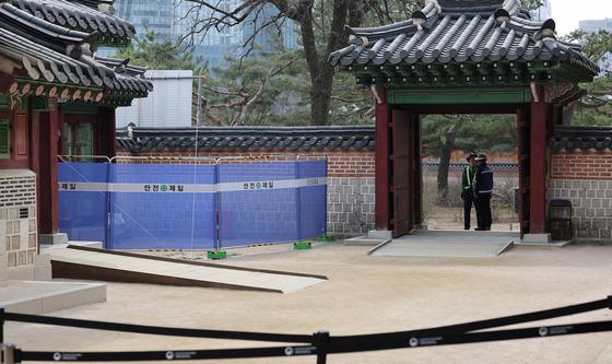 통제된 경복궁 삼비문 화재 현장
