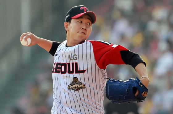 '팔꿈치 부상' LG 유영찬, 1군 말소…"27일 추가 검진"(종합)