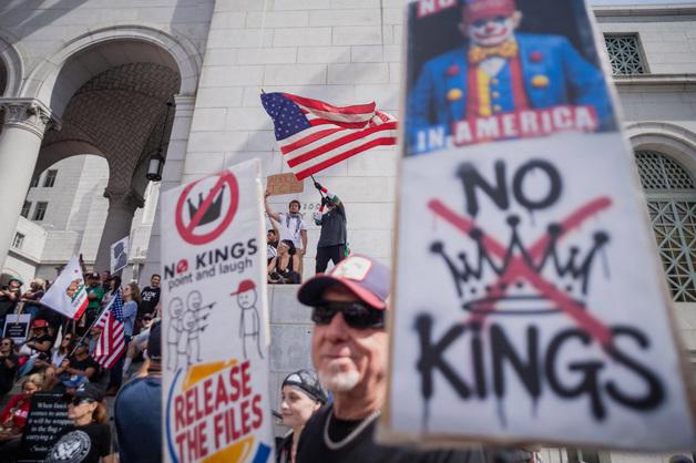 [뉴스1 PICK]"왕은 없다"…미국 전역서 ‘노 킹스’시위