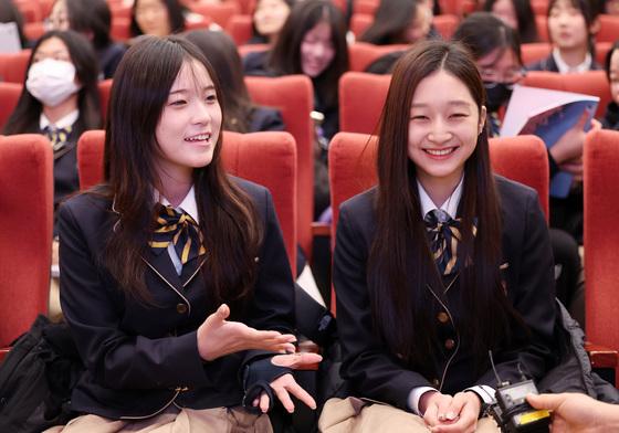 [뉴스1 PICK]교복 입은 스노보드 최가온·피겨 신지아…'환한미소'