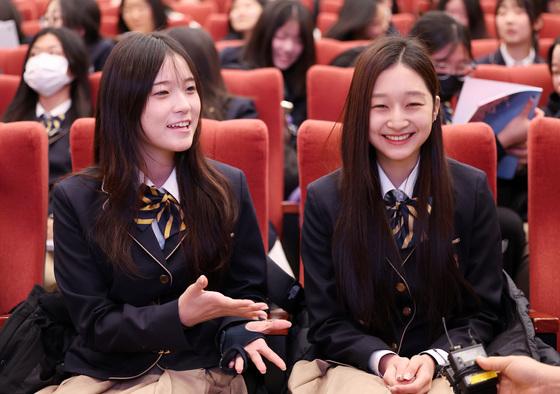 [뉴스1 PICK]교복 입은 스노보드 최가온·피겨 신지아…'환한미소'