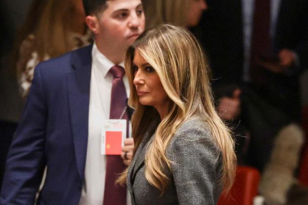 이란 女초교 165명 폭사했는데…유엔 '아동 회의' 주재한 멜라니아