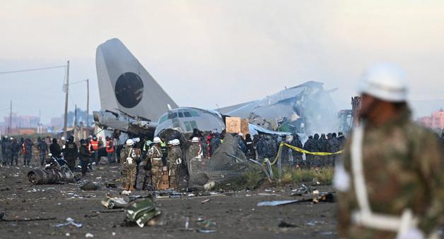 '900억 신권' 수송기 추락 22명 사망…"돈 줍자" 수백명 우르르