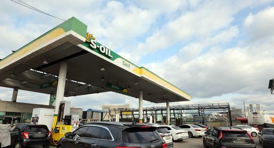 "기름값 오르기 전에 넣자"…저가 주유소로 몰리는 차량들