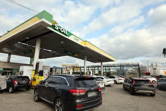 "기름값 오르기 전에 넣자"…저가 주유소로 몰리는 차량들