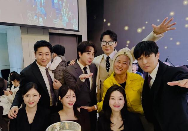 아들 안은 에릭에 전진·앤디…신화 유부 멤버, 이민우 결혼식 부부 동반 총출동