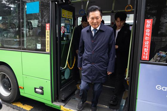 [뉴스1 PICK]정청래, 지하철·버스타고 국회 출근...차량5부제 동참