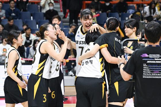 역시 '국보센터' 박지수…그가 돌아오자 동료들까지 춤을 췄다 