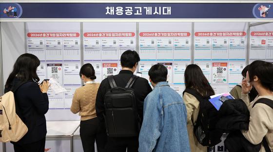 '채용 4순위' 된 청년층 남성…고학력 여성·고령층·AI에 밀렸다