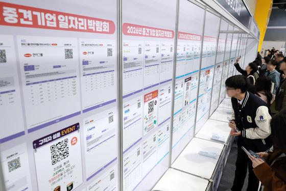 3월 취업자 20.6만명↑…고용률 역대 최고에도 청년 취업자 41개월째 감소