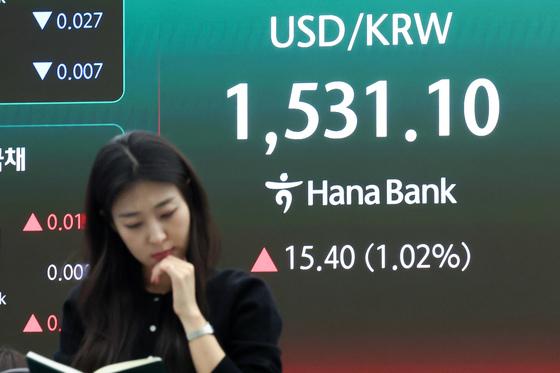 한은 "외환시장 쏠림 뚜렷하면 대응…외인 주식자금 유출 주시"